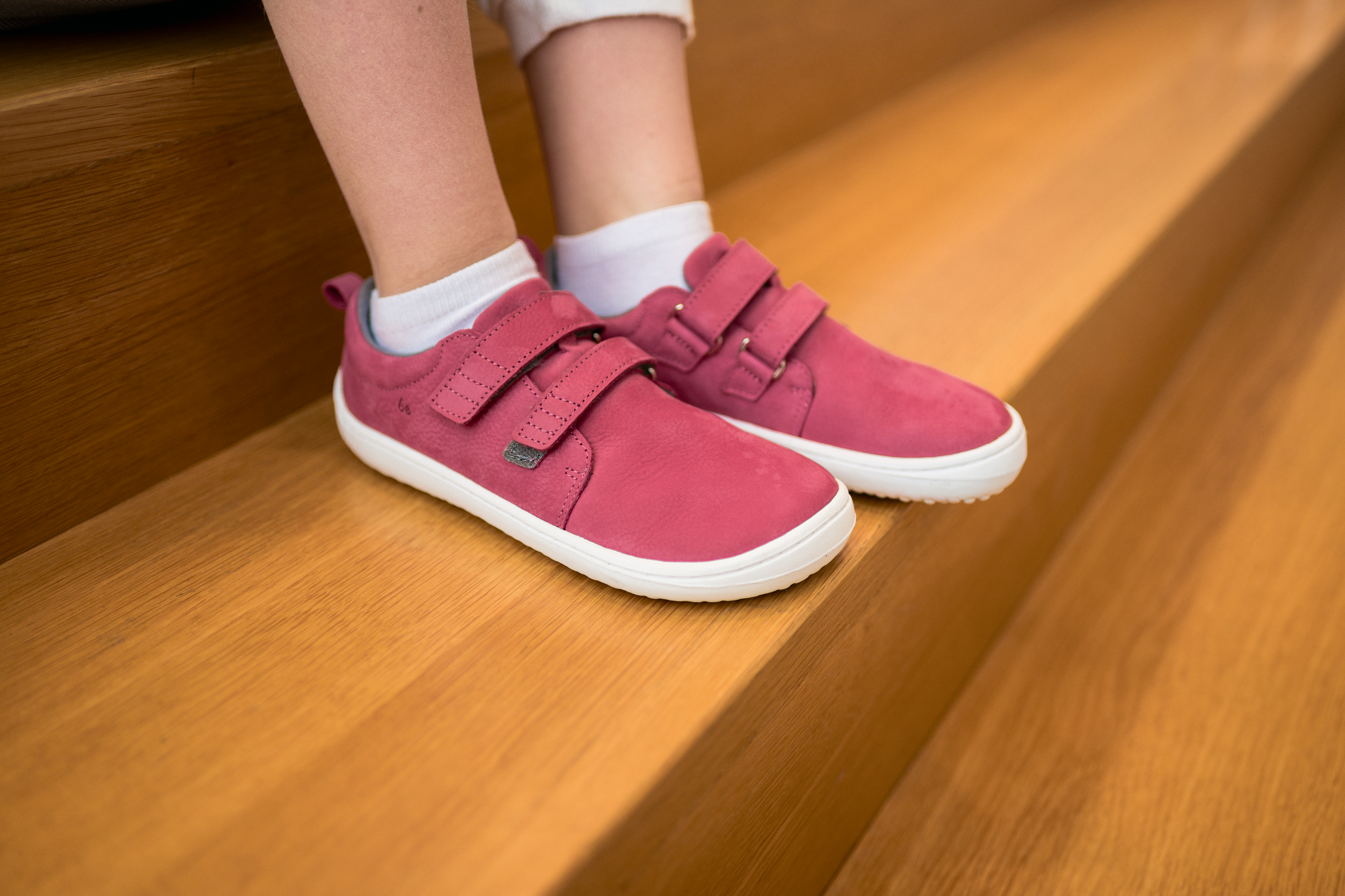 Kinder Barfußschuhe Be Lenka Jolly - Raspberry.
  Barfußschuhe imitieren perfekt das Barfußlaufen, so wie es die Natur vorgesehen hat  genähte Laufsohle für längere Haltbarkeit  KidsComfort-Laufsohle garantiert dank ihrer Stollen perfekte Stabilität und Schrittkontrolle  Praktisch zum Anziehen dank Klettverschluss und Schlaufe  leichte Halbschuhe mit geprägtem Be Lenka-Logo  sehr angenehmes Innenfutter  herausnehmbare Einlegesohle mit hervorragendem Feuchtigkeitstransport

Vorteile von Barfußschuhen:
  ultraflexible Sohle  Zero Drop: Ferse und Zehen in einer Ebene für eine korrekte Haltung  geräumige Zehenbox für Ihre Zehen  leichter Schuh
Typ: Straßenschuhe