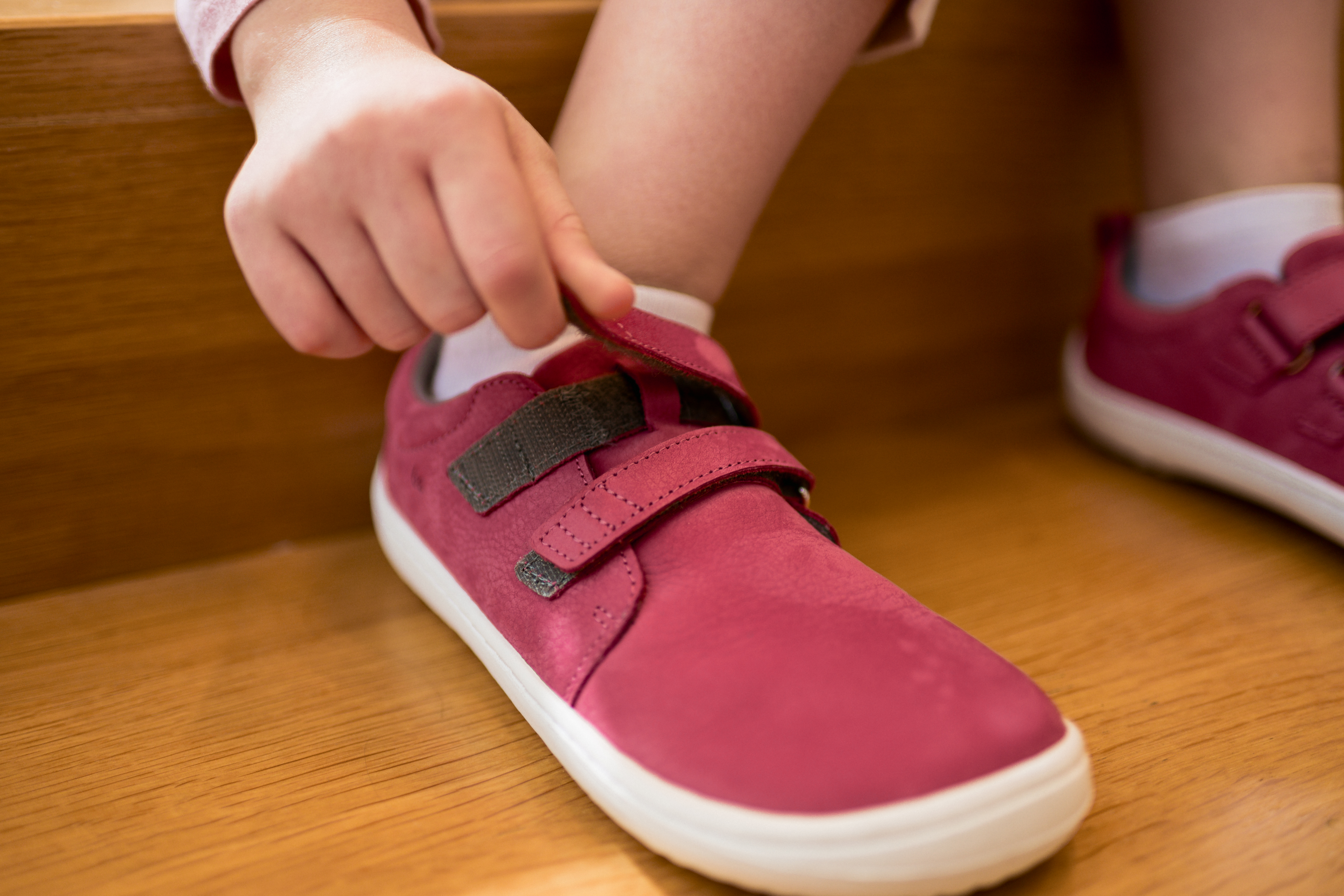 Kinder Barfußschuhe Be Lenka Jolly - Raspberry.
  Barfußschuhe imitieren perfekt das Barfußlaufen, so wie es die Natur vorgesehen hat  genähte Laufsohle für längere Haltbarkeit  KidsComfort-Laufsohle garantiert dank ihrer Stollen perfekte Stabilität und Schrittkontrolle  Praktisch zum Anziehen dank Klettverschluss und Schlaufe  leichte Halbschuhe mit geprägtem Be Lenka-Logo  sehr angenehmes Innenfutter  herausnehmbare Einlegesohle mit hervorragendem Feuchtigkeitstransport

Vorteile von Barfußschuhen:
  ultraflexible Sohle  Zero Drop: Ferse und Zehen in einer Ebene für eine korrekte Haltung  geräumige Zehenbox für Ihre Zehen  leichter Schuh
Typ: Straßenschuhe