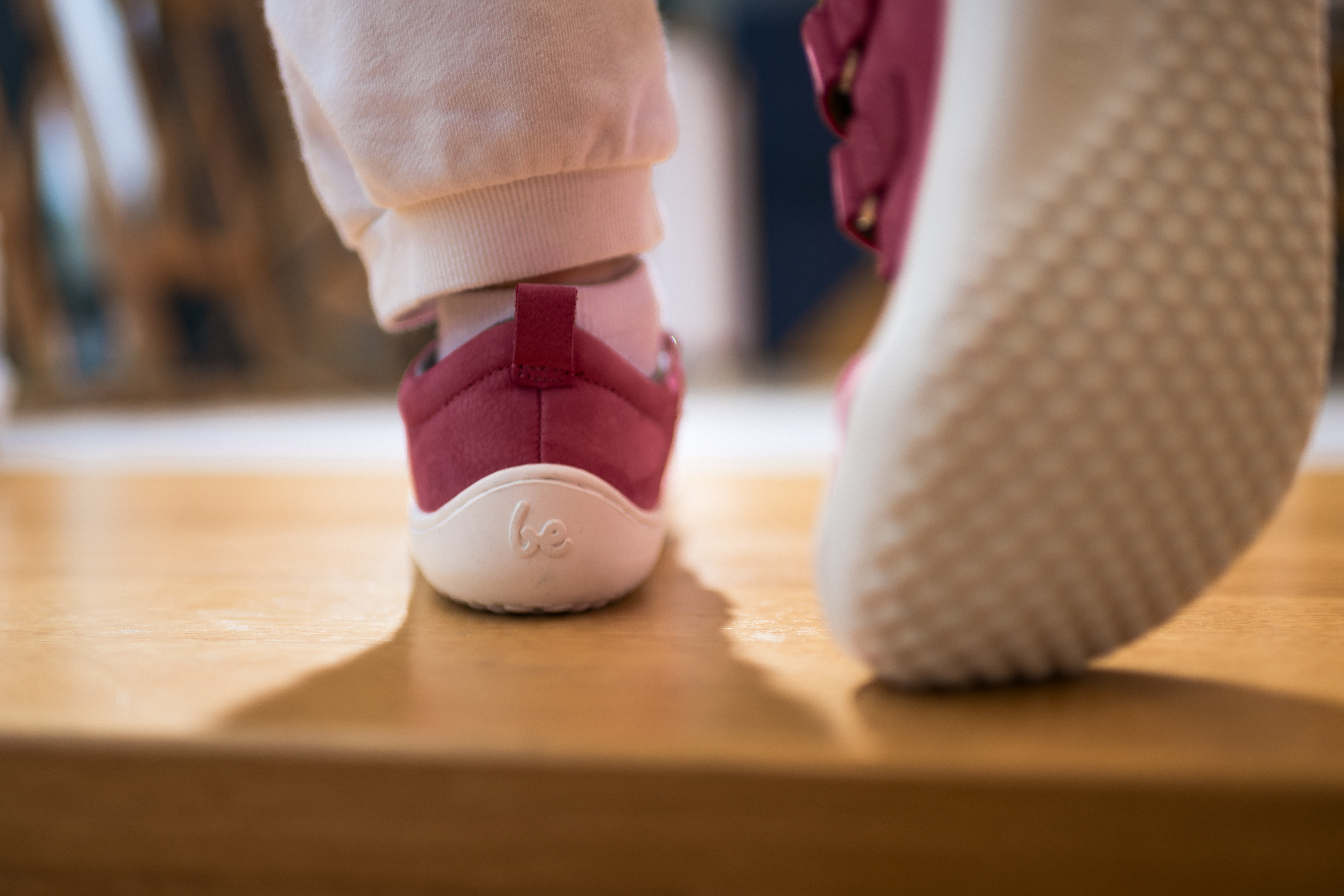 Kinder Barfußschuhe Be Lenka Jolly - Raspberry.
  Barfußschuhe imitieren perfekt das Barfußlaufen, so wie es die Natur vorgesehen hat  genähte Laufsohle für längere Haltbarkeit  KidsComfort-Laufsohle garantiert dank ihrer Stollen perfekte Stabilität und Schrittkontrolle  Praktisch zum Anziehen dank Klettverschluss und Schlaufe  leichte Halbschuhe mit geprägtem Be Lenka-Logo  sehr angenehmes Innenfutter  herausnehmbare Einlegesohle mit hervorragendem Feuchtigkeitstransport

Vorteile von Barfußschuhen:
  ultraflexible Sohle  Zero Drop: Ferse und Zehen in einer Ebene für eine korrekte Haltung  geräumige Zehenbox für Ihre Zehen  leichter Schuh
Typ: Straßenschuhe