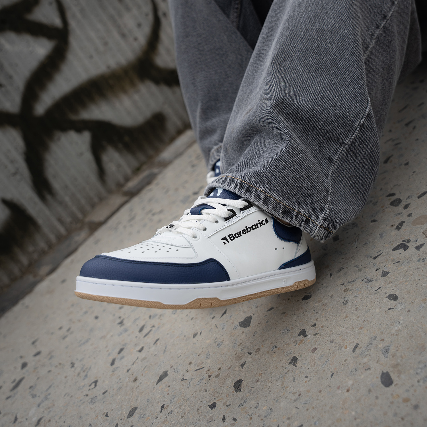 Barefoot Sneakers Barebarics Wave - White & Dark Blue.
Das Obermaterial besteht aus hochwertigem glattem Nappaleder.
Barefoot-Eigenschaften
Anatomische Form - Der Schuh respektiert die Form der Füße.
Mehr Info
Typ: Straßenschuhemodernes urbanes Designentworfen und handgefertigt in der Europäischen Union, unter Verwendung lokaler nachhaltiger Materialienhervorragende Haltbarkeit und Farbechtheit der MaterialienDermodry Coolmax®-Technologie für kontinuierlichen Feuchtigkeitstransporterhältlich in den Größen 36-47 (europäische Maße)EAN/SKU: %eanorsku%
