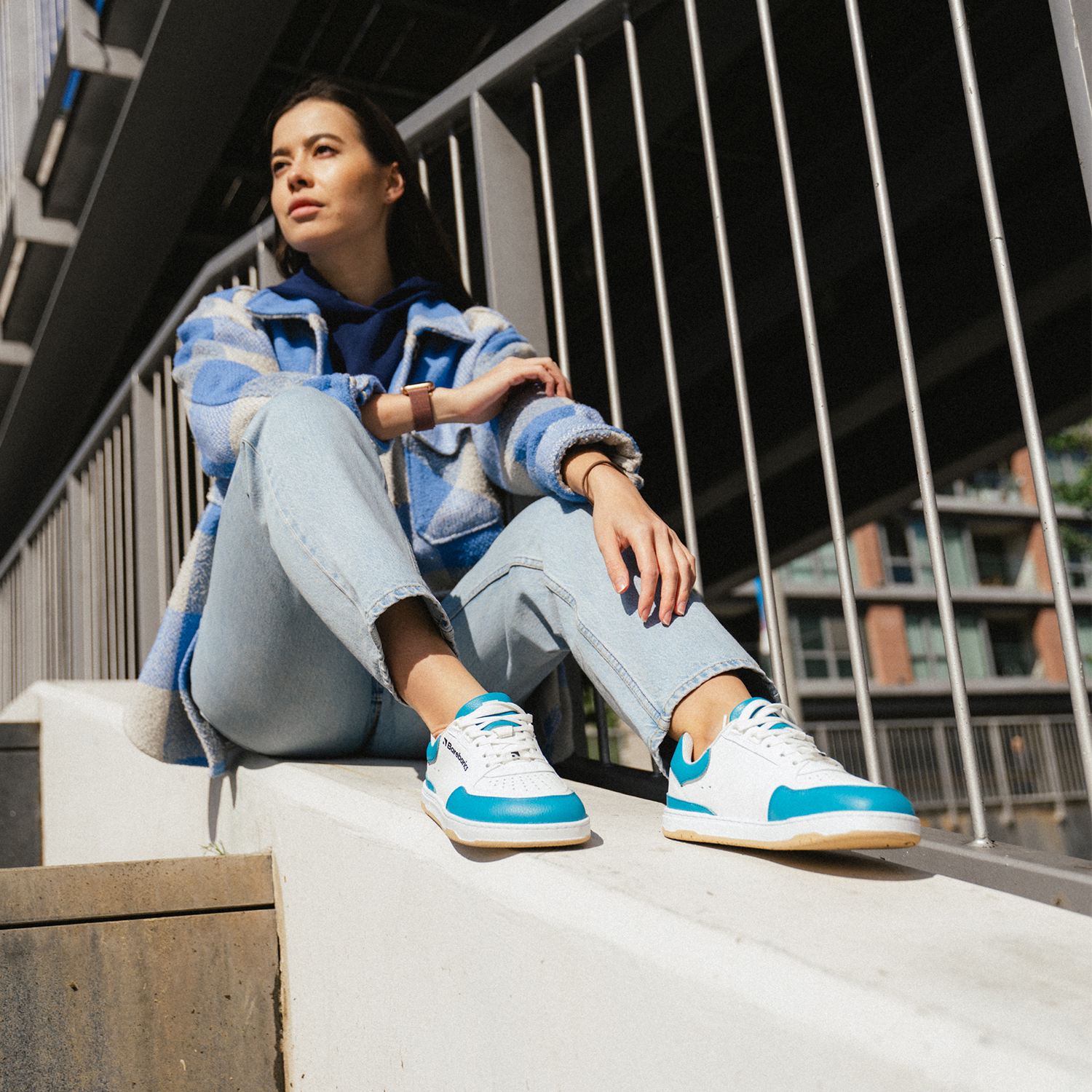 Barefoot Sneakers Barebarics Wave - White & Dark Turquoise.
Das Obermaterial besteht aus hochwertigem glattem Nappaleder.
Barefoot-Eigenschaften
Anatomische Form - Der Schuh respektiert die Form der Füße.
Mehr Info
Typ: Straßenschuhemodernes urbanes Designentworfen und handgefertigt in der Europäischen Union, unter Verwendung lokaler nachhaltiger Materialienhervorragende Haltbarkeit und Farbechtheit der MaterialienDermodry Coolmax®-Technologie für kontinuierlichen Feuchtigkeitstransporterhältlich in den Größen 36-47 (europäische Maße)EAN/SKU: %eanorsku%