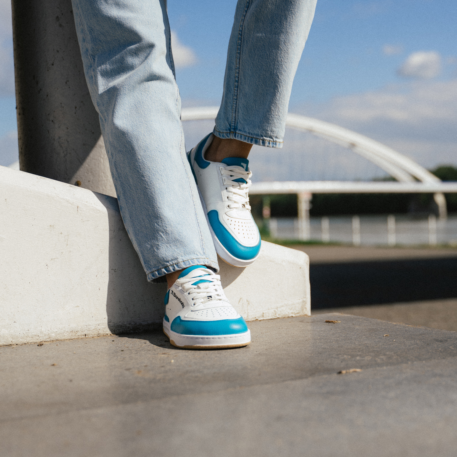 Barefoot Sneakers Barebarics Wave - White & Dark Turquoise.
Das Obermaterial besteht aus hochwertigem glattem Nappaleder.
Barefoot-Eigenschaften
Anatomische Form - Der Schuh respektiert die Form der Füße.
Mehr Info
Typ: Straßenschuhemodernes urbanes Designentworfen und handgefertigt in der Europäischen Union, unter Verwendung lokaler nachhaltiger Materialienhervorragende Haltbarkeit und Farbechtheit der MaterialienDermodry Coolmax®-Technologie für kontinuierlichen Feuchtigkeitstransporterhältlich in den Größen 36-47 (europäische Maße)EAN/SKU: %eanorsku%