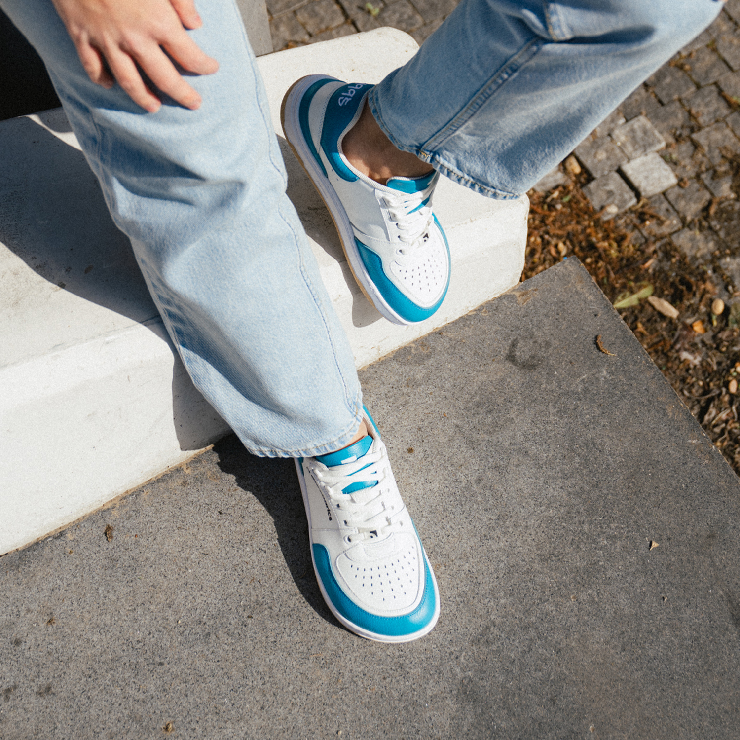 Barefoot Sneakers Barebarics Wave - White & Dark Turquoise.
Das Obermaterial besteht aus hochwertigem glattem Nappaleder.
Barefoot-Eigenschaften
Anatomische Form - Der Schuh respektiert die Form der Füße.
Mehr Info
Typ: Straßenschuhemodernes urbanes Designentworfen und handgefertigt in der Europäischen Union, unter Verwendung lokaler nachhaltiger Materialienhervorragende Haltbarkeit und Farbechtheit der MaterialienDermodry Coolmax®-Technologie für kontinuierlichen Feuchtigkeitstransporterhältlich in den Größen 36-47 (europäische Maße)EAN/SKU: %eanorsku%