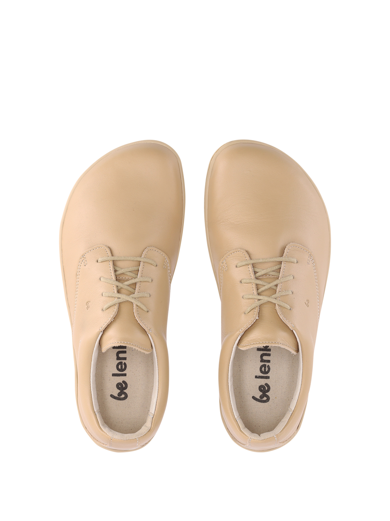 Barfußschuhe Be Lenka Cityscape - Salted Caramel Brown.
Obermaterial: Leder (nappa)Futter: Leder/TextilSohle: TR (EverydayComfort)Einlegesohle: PU-Recycle+Baumwolle (herausnehmbar)Herstellung: SlowakeiEAN/SKU: %eanorsku%
leicht kombinierbare Barfußschuhe für die ÜbergangszeitHergestellt aus hochwertigen NappaledernDie EverydayComfort-Sohle aus einer speziellen Materialmischung ist die ideale Wahl für ganztägige Bewegung in Barfußschuhenzeitloses Design und handgefertigte Qualitätbequemer Tragekomfort für den ganzen Tagum die Schuheigenschaften zu erhalten wird eine regelmäßige Imprägnierung empfohlengenähte Sohle für längere Lebensdauer des Schuhs
Vorteile von Barfußschuhen:
imitieren das Barfußlaufen perfekt nachdie anatomische Form des Schuhs bietet eine großzügige ZehenfreiheitDie Nullneigung der Sohle hält Ferse und Zehen in einer Linie für eine korrekte KörperhaltungStimulierende 4 mm dicke Sohle (ohne Stollen) aktiviert die Nervenenden des Fußesflexible Materialien sorgen für eine bessere Funktion der Muskeln und Sehnen des FußesLeichtigkeit des Schuhs als Vorbeugung gegen müde Füße
Typ: Straßenschuhe