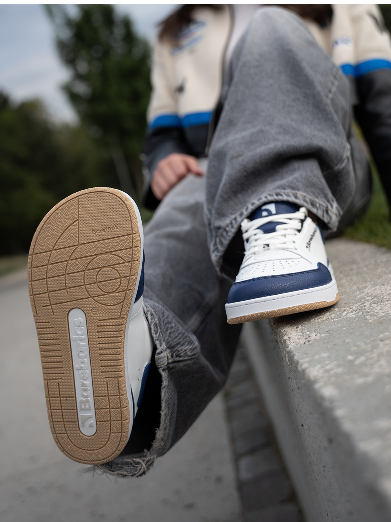 Barefoot Sneakers Barebarics Wave - White & Dark Blue.
Das Obermaterial besteht aus hochwertigem glattem Nappaleder.
Barefoot-Eigenschaften
Anatomische Form - Der Schuh respektiert die Form der Füße.
Mehr Info
Typ: Straßenschuhemodernes urbanes Designentworfen und handgefertigt in der Europäischen Union, unter Verwendung lokaler nachhaltiger Materialienhervorragende Haltbarkeit und Farbechtheit der MaterialienDermodry Coolmax®-Technologie für kontinuierlichen Feuchtigkeitstransporterhältlich in den Größen 36-47 (europäische Maße)EAN/SKU: %eanorsku%