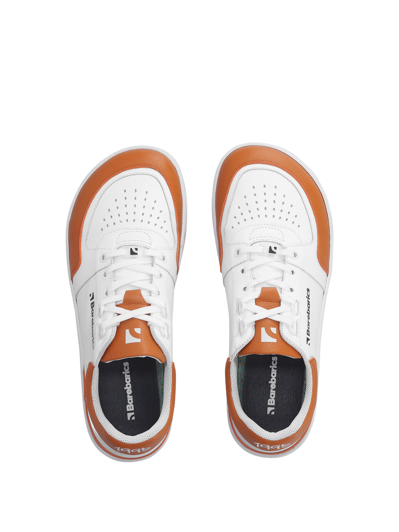 Barefoot Sneakers Barebarics Wave - White & Orange.
Das Obermaterial besteht aus hochwertigem glattem Nappaleder.
Barefoot-Eigenschaften
Anatomische Form - Der Schuh respektiert die Form der Füße.
Mehr Info
Typ: Straßenschuhemodernes urbanes Designentworfen und handgefertigt in der Europäischen Union, unter Verwendung lokaler nachhaltiger Materialienhervorragende Haltbarkeit und Farbechtheit der MaterialienDermodry Coolmax®-Technologie für kontinuierlichen Feuchtigkeitstransporterhältlich in den Größen 36-47 (europäische Maße)EAN/SKU: %eanorsku%