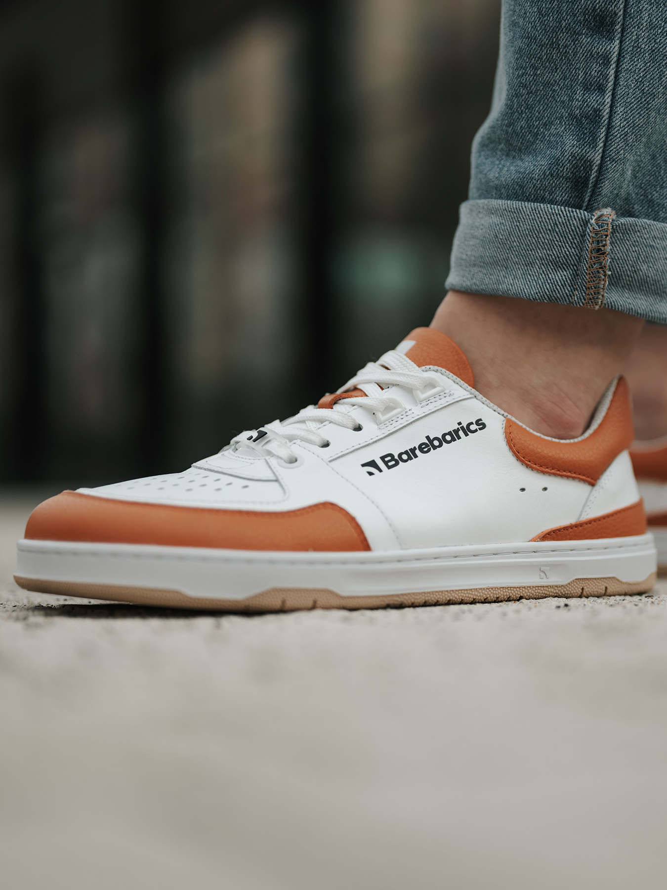 Barefoot Sneakers Barebarics Wave - White & Orange.
Das Obermaterial besteht aus hochwertigem glattem Nappaleder.
Barefoot-Eigenschaften
Anatomische Form - Der Schuh respektiert die Form der Füße.
Mehr Info
Typ: Straßenschuhemodernes urbanes Designentworfen und handgefertigt in der Europäischen Union, unter Verwendung lokaler nachhaltiger Materialienhervorragende Haltbarkeit und Farbechtheit der MaterialienDermodry Coolmax®-Technologie für kontinuierlichen Feuchtigkeitstransporterhältlich in den Größen 36-47 (europäische Maße)EAN/SKU: %eanorsku%