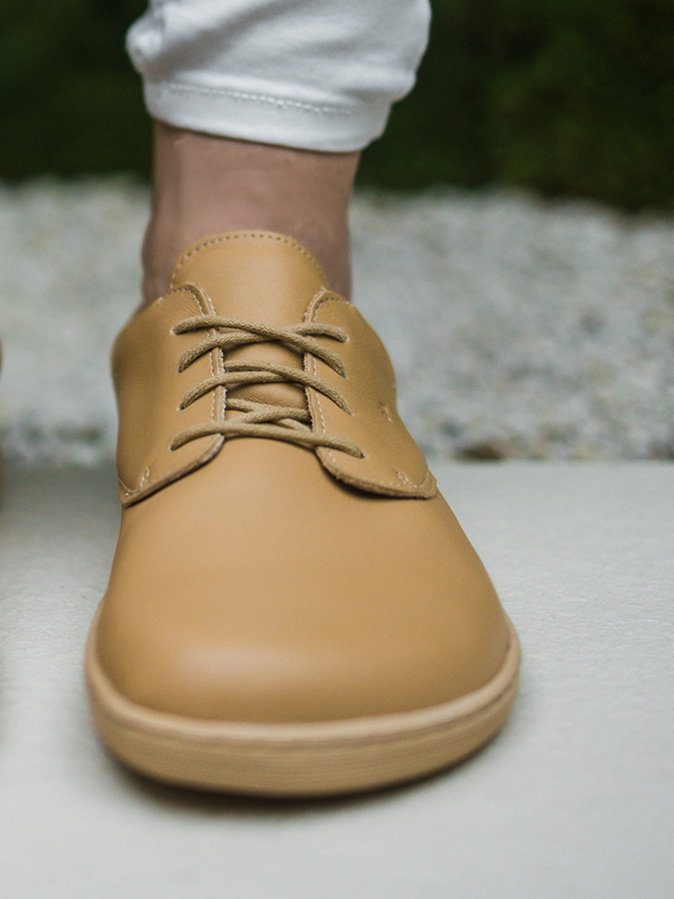 Barfußschuhe Be Lenka Cityscape - Salted Caramel Brown.
Obermaterial: Leder (nappa)Futter: Leder/TextilSohle: TR (EverydayComfort)Einlegesohle: PU-Recycle+Baumwolle (herausnehmbar)Herstellung: SlowakeiEAN/SKU: %eanorsku%
leicht kombinierbare Barfußschuhe für die ÜbergangszeitHergestellt aus hochwertigen NappaledernDie EverydayComfort-Sohle aus einer speziellen Materialmischung ist die ideale Wahl für ganztägige Bewegung in Barfußschuhenzeitloses Design und handgefertigte Qualitätbequemer Tragekomfort für den ganzen Tagum die Schuheigenschaften zu erhalten wird eine regelmäßige Imprägnierung empfohlengenähte Sohle für längere Lebensdauer des Schuhs
Vorteile von Barfußschuhen:
imitieren das Barfußlaufen perfekt nachdie anatomische Form des Schuhs bietet eine großzügige ZehenfreiheitDie Nullneigung der Sohle hält Ferse und Zehen in einer Linie für eine korrekte KörperhaltungStimulierende 4 mm dicke Sohle (ohne Stollen) aktiviert die Nervenenden des Fußesflexible Materialien sorgen für eine bessere Funktion der Muskeln und Sehnen des FußesLeichtigkeit des Schuhs als Vorbeugung gegen müde Füße
Typ: Straßenschuhe