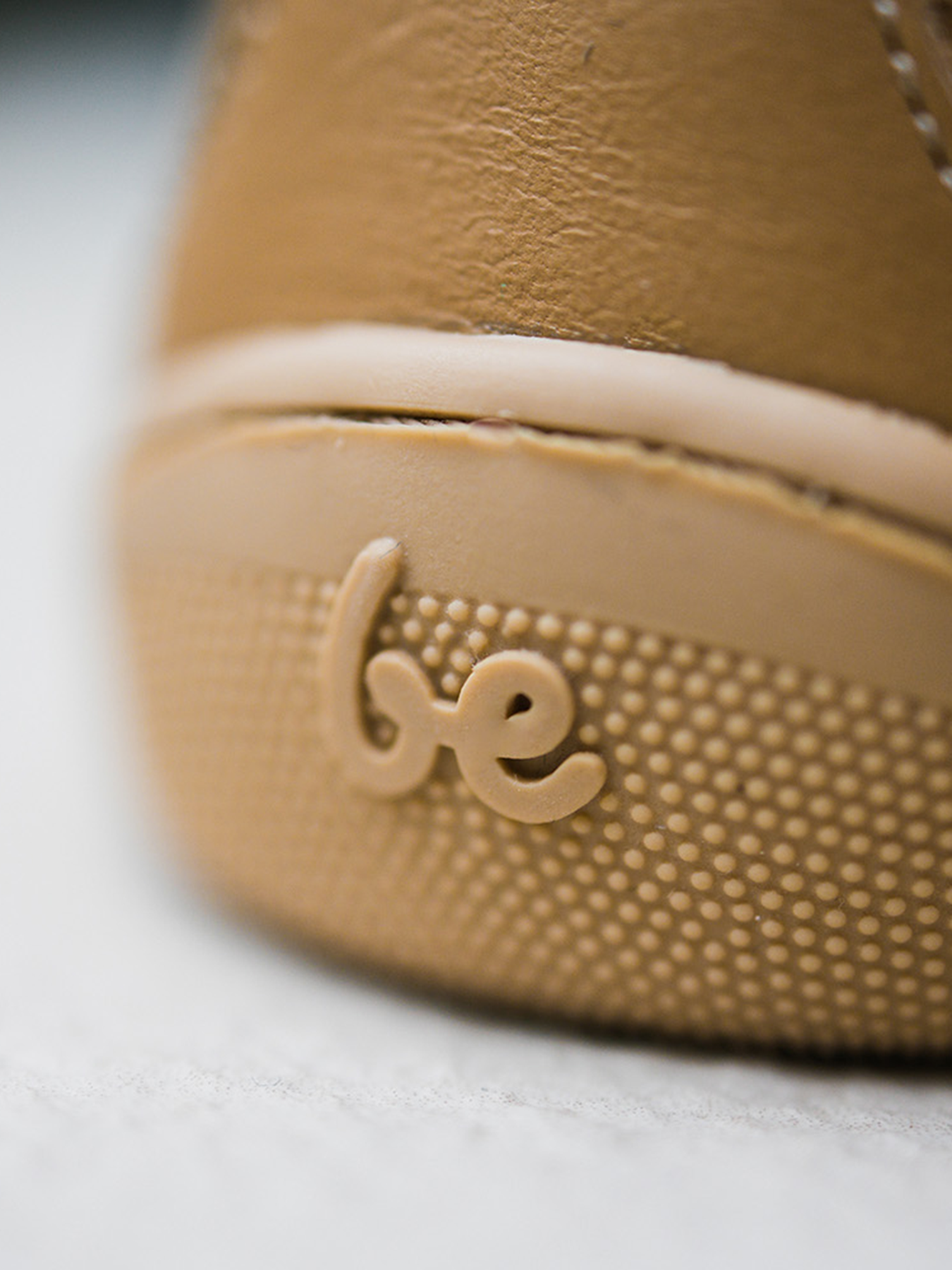 Barfußschuhe Be Lenka Cityscape - Salted Caramel Brown.
Obermaterial: Leder (nappa)Futter: Leder/TextilSohle: TR (EverydayComfort)Einlegesohle: PU-Recycle+Baumwolle (herausnehmbar)Herstellung: SlowakeiEAN/SKU: %eanorsku%
leicht kombinierbare Barfußschuhe für die ÜbergangszeitHergestellt aus hochwertigen NappaledernDie EverydayComfort-Sohle aus einer speziellen Materialmischung ist die ideale Wahl für ganztägige Bewegung in Barfußschuhenzeitloses Design und handgefertigte Qualitätbequemer Tragekomfort für den ganzen Tagum die Schuheigenschaften zu erhalten wird eine regelmäßige Imprägnierung empfohlengenähte Sohle für längere Lebensdauer des Schuhs
Vorteile von Barfußschuhen:
imitieren das Barfußlaufen perfekt nachdie anatomische Form des Schuhs bietet eine großzügige ZehenfreiheitDie Nullneigung der Sohle hält Ferse und Zehen in einer Linie für eine korrekte KörperhaltungStimulierende 4 mm dicke Sohle (ohne Stollen) aktiviert die Nervenenden des Fußesflexible Materialien sorgen für eine bessere Funktion der Muskeln und Sehnen des FußesLeichtigkeit des Schuhs als Vorbeugung gegen müde Füße
Typ: Straßenschuhe