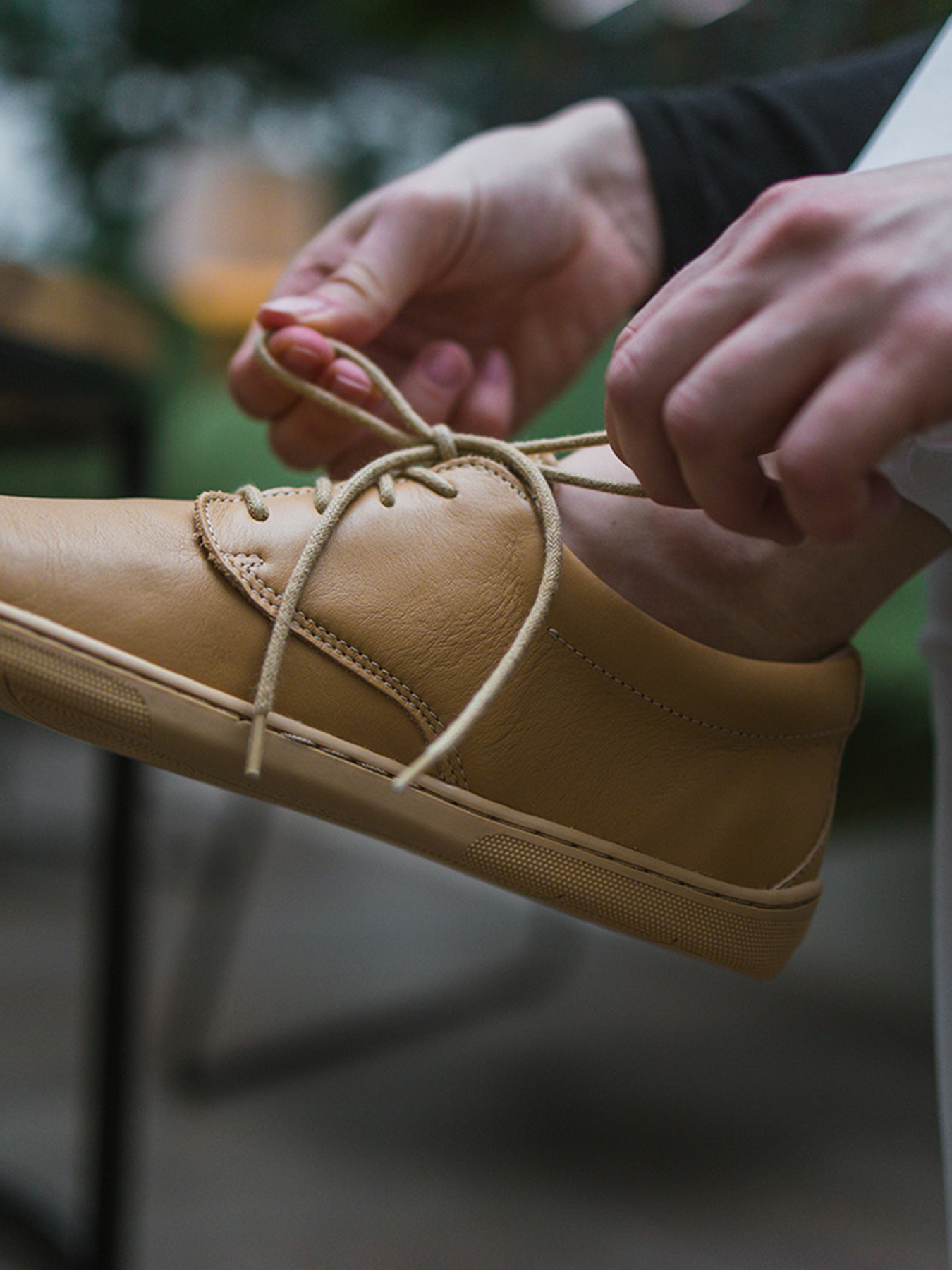 Barfußschuhe Be Lenka Cityscape - Salted Caramel Brown.
Obermaterial: Leder (nappa)Futter: Leder/TextilSohle: TR (EverydayComfort)Einlegesohle: PU-Recycle+Baumwolle (herausnehmbar)Herstellung: SlowakeiEAN/SKU: %eanorsku%
leicht kombinierbare Barfußschuhe für die ÜbergangszeitHergestellt aus hochwertigen NappaledernDie EverydayComfort-Sohle aus einer speziellen Materialmischung ist die ideale Wahl für ganztägige Bewegung in Barfußschuhenzeitloses Design und handgefertigte Qualitätbequemer Tragekomfort für den ganzen Tagum die Schuheigenschaften zu erhalten wird eine regelmäßige Imprägnierung empfohlengenähte Sohle für längere Lebensdauer des Schuhs
Vorteile von Barfußschuhen:
imitieren das Barfußlaufen perfekt nachdie anatomische Form des Schuhs bietet eine großzügige ZehenfreiheitDie Nullneigung der Sohle hält Ferse und Zehen in einer Linie für eine korrekte KörperhaltungStimulierende 4 mm dicke Sohle (ohne Stollen) aktiviert die Nervenenden des Fußesflexible Materialien sorgen für eine bessere Funktion der Muskeln und Sehnen des FußesLeichtigkeit des Schuhs als Vorbeugung gegen müde Füße
Typ: Straßenschuhe