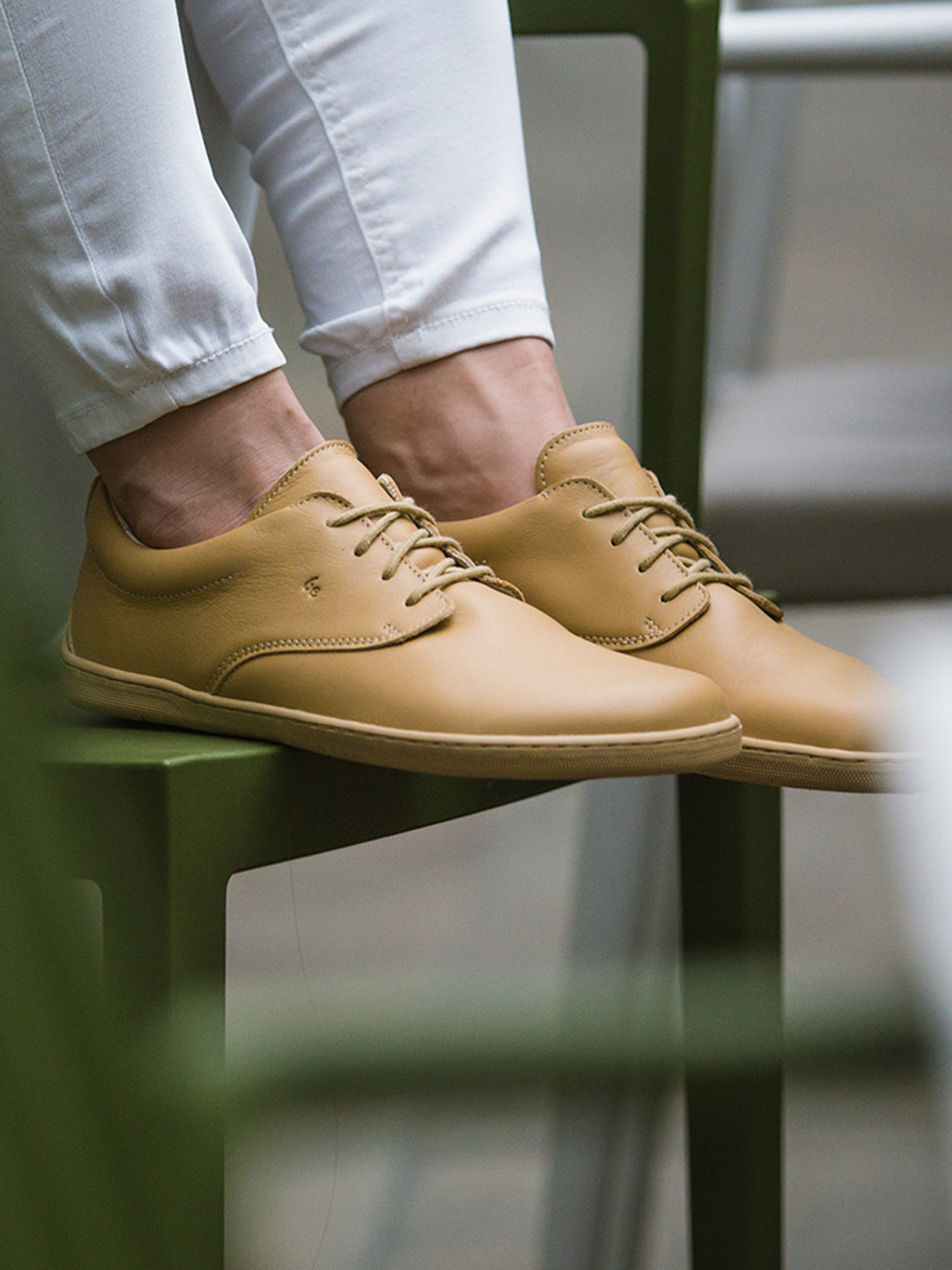 Barfußschuhe Be Lenka Cityscape - Salted Caramel Brown.
Obermaterial: Leder (nappa)Futter: Leder/TextilSohle: TR (EverydayComfort)Einlegesohle: PU-Recycle+Baumwolle (herausnehmbar)Herstellung: SlowakeiEAN/SKU: %eanorsku%
leicht kombinierbare Barfußschuhe für die ÜbergangszeitHergestellt aus hochwertigen NappaledernDie EverydayComfort-Sohle aus einer speziellen Materialmischung ist die ideale Wahl für ganztägige Bewegung in Barfußschuhenzeitloses Design und handgefertigte Qualitätbequemer Tragekomfort für den ganzen Tagum die Schuheigenschaften zu erhalten wird eine regelmäßige Imprägnierung empfohlengenähte Sohle für längere Lebensdauer des Schuhs
Vorteile von Barfußschuhen:
imitieren das Barfußlaufen perfekt nachdie anatomische Form des Schuhs bietet eine großzügige ZehenfreiheitDie Nullneigung der Sohle hält Ferse und Zehen in einer Linie für eine korrekte KörperhaltungStimulierende 4 mm dicke Sohle (ohne Stollen) aktiviert die Nervenenden des Fußesflexible Materialien sorgen für eine bessere Funktion der Muskeln und Sehnen des FußesLeichtigkeit des Schuhs als Vorbeugung gegen müde Füße
Typ: Straßenschuhe