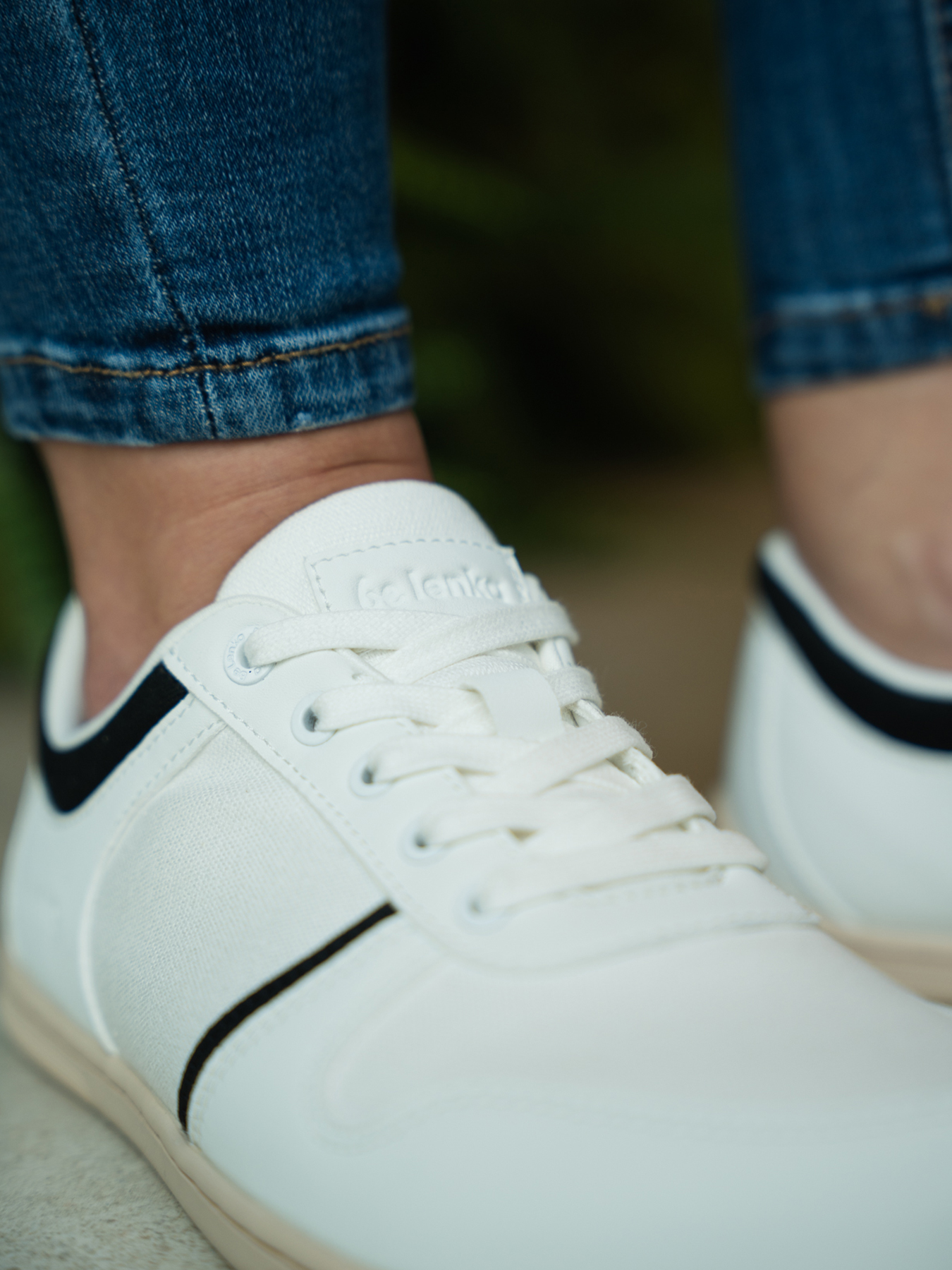 Barfuß Sneakers Be Lenka Echo - White & Black Vegan.
 Barfußschuhe ahmen das Barfußgehen perfekt nach, so wie es die Natur vorgesehen hatEverydayComfort Neo-Laufsohle für maximalen LaufkomfortGeprägtes Minimalist-Logo auf der Schuhzunge und der Außenseite des SchuhsAntibakterielle, herausnehmbare Einlegesohle verhindert Geruchsbildung und hält die Füße trockenModell sowohl in Leder als auch in veganer Ausführung erhältlich
Vorteile von Barfußschuhen:
ultraflexible SohleZero Drop: Ferse und Zehen sind bündig für eine korrekte Haltunggeräumige Zehenbox für Ihre Zehenleichter Schuh
Typ: Straßenschuhe