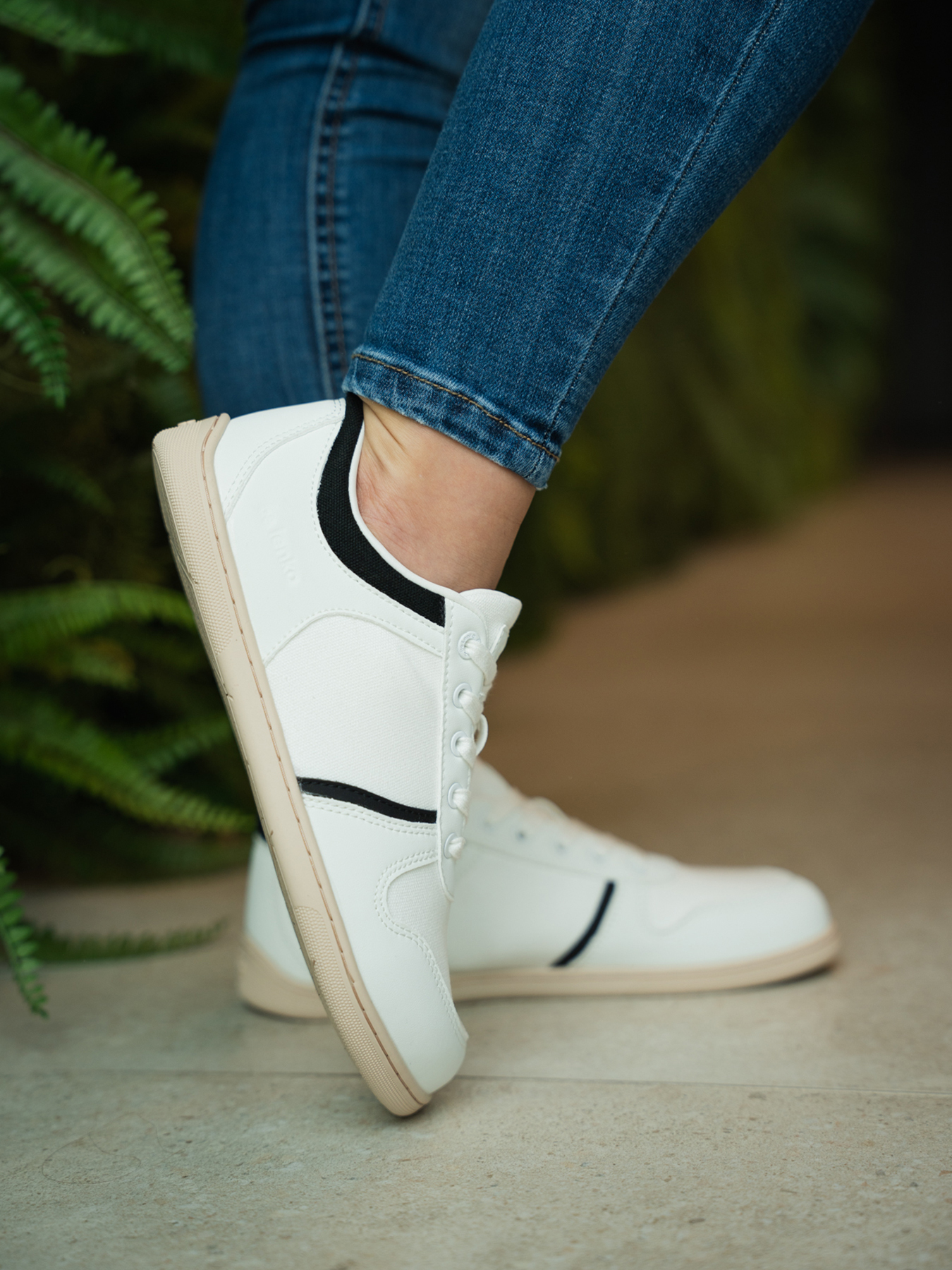 Barfuß Sneakers Be Lenka Echo - White & Black Vegan.
 Barfußschuhe ahmen das Barfußgehen perfekt nach, so wie es die Natur vorgesehen hatEverydayComfort Neo-Laufsohle für maximalen LaufkomfortGeprägtes Minimalist-Logo auf der Schuhzunge und der Außenseite des SchuhsAntibakterielle, herausnehmbare Einlegesohle verhindert Geruchsbildung und hält die Füße trockenModell sowohl in Leder als auch in veganer Ausführung erhältlich
Vorteile von Barfußschuhen:
ultraflexible SohleZero Drop: Ferse und Zehen sind bündig für eine korrekte Haltunggeräumige Zehenbox für Ihre Zehenleichter Schuh
Typ: Straßenschuhe