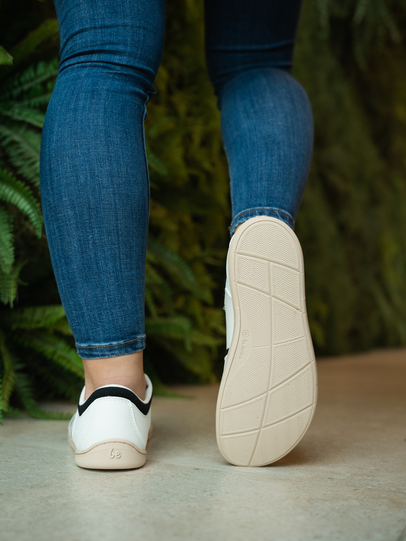 Barfuß Sneakers Be Lenka Echo - White & Black Vegan.
 Barfußschuhe ahmen das Barfußgehen perfekt nach, so wie es die Natur vorgesehen hatEverydayComfort Neo-Laufsohle für maximalen LaufkomfortGeprägtes Minimalist-Logo auf der Schuhzunge und der Außenseite des SchuhsAntibakterielle, herausnehmbare Einlegesohle verhindert Geruchsbildung und hält die Füße trockenModell sowohl in Leder als auch in veganer Ausführung erhältlich
Vorteile von Barfußschuhen:
ultraflexible SohleZero Drop: Ferse und Zehen sind bündig für eine korrekte Haltunggeräumige Zehenbox für Ihre Zehenleichter Schuh
Typ: Straßenschuhe